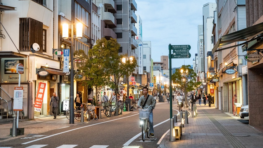 Matsuyama showing street scenes, road cycling and a city