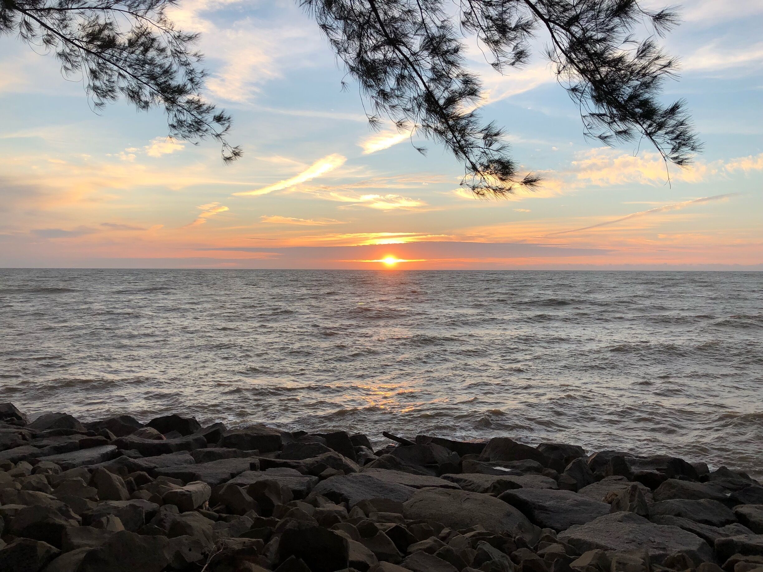 Stunning sunset view from Coco Cabana. It is one of the tourist attractions in Miri that you should visit and enjoy the local drinks/food or even hang out with your loved ones here. No filter and no edit. It was just a natural moment captured using a smartphone camera. 🌞 #cococabana #miri #sarawak #borneo #sunset #sea