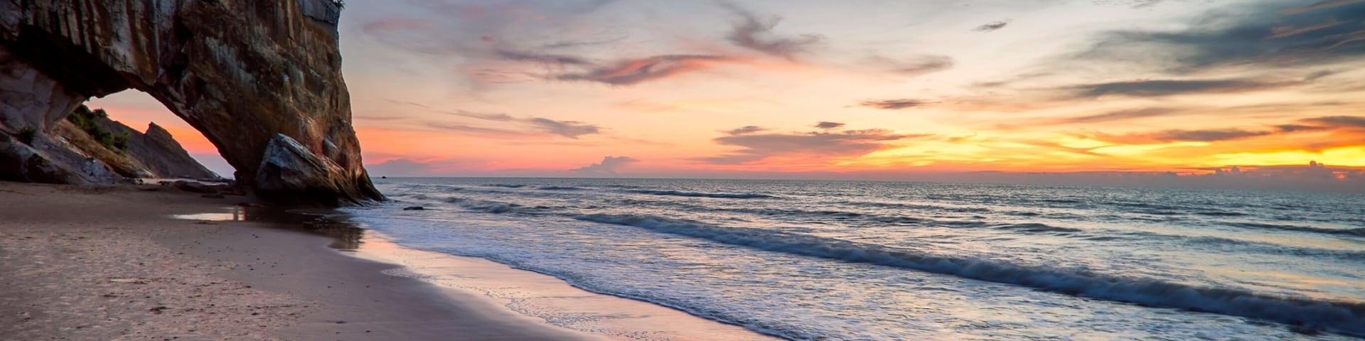 Sunset at Tusan Beach, Miri, Sarawak., Shutterstock ID 665560882, Purchase Order: SP-1985, Order Number: SP-1985 Malaysia Tourism Board_June-December 2019, Client/Licensee: Expedia.com, Other: Sudhir