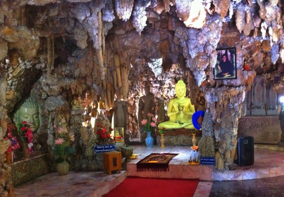 Famous for the stalactites that were relocated into this temple by a monk giving the temple the feel of a cave. Did you happen to observe the head of the Buddha at the left corner of this picture? 😉