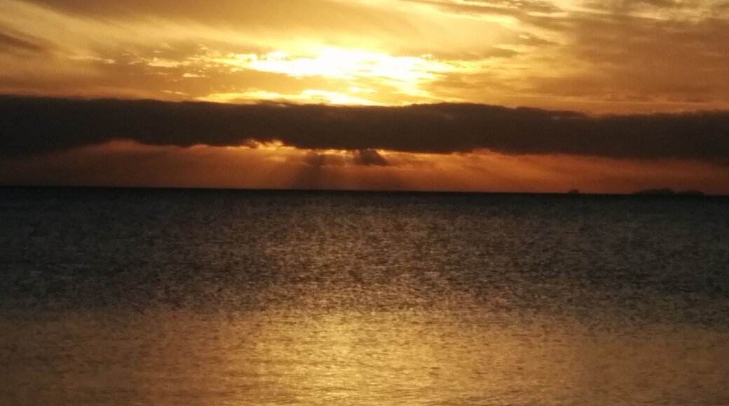 Wailoloa Beach in Fiji is perfect for capturing those picture perfect sunset rays. #GoldenHour #waterlust