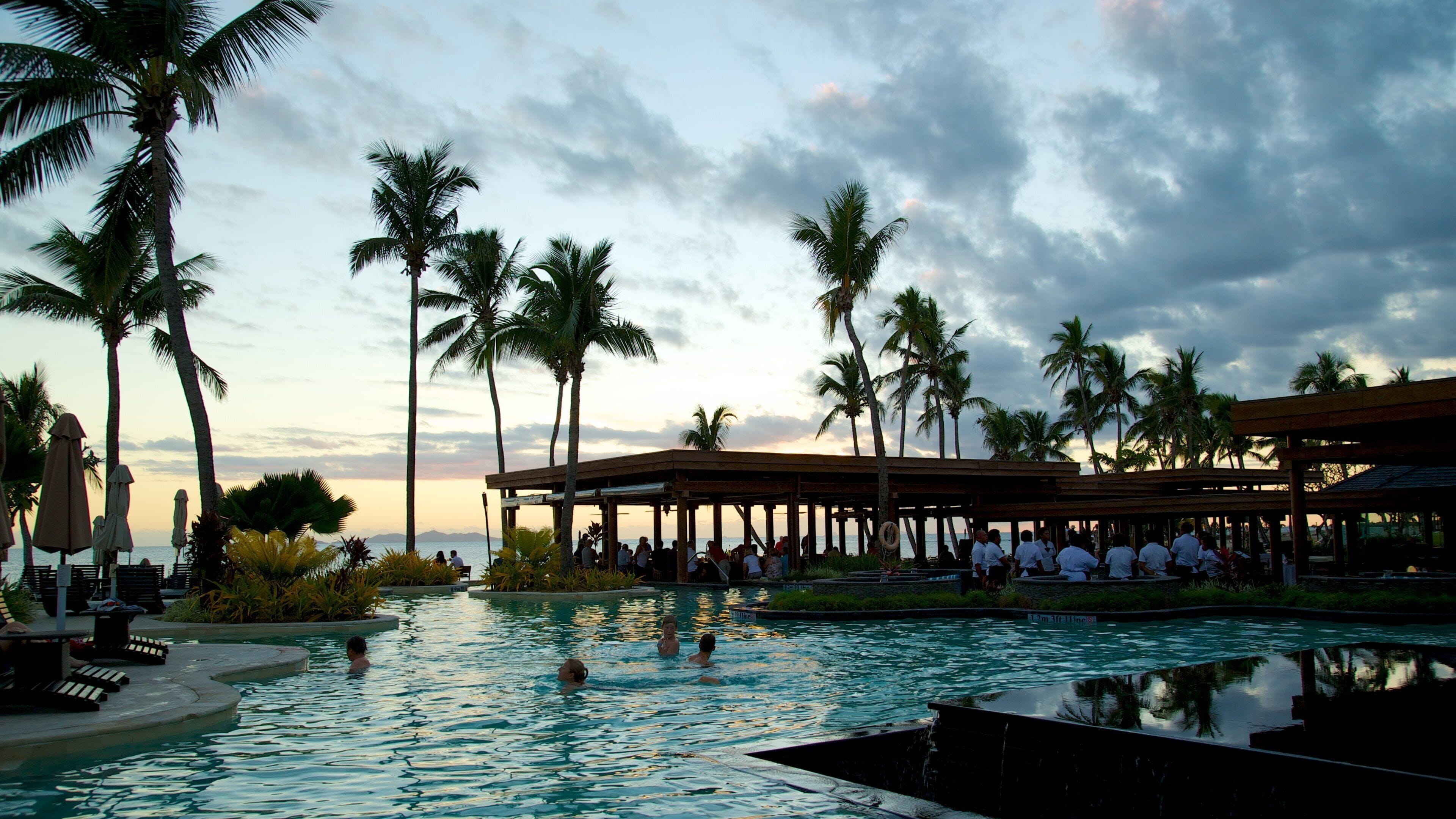 Nadi mettant en vedette coucher de soleil, hôtel ou complexe de luxe et piscine