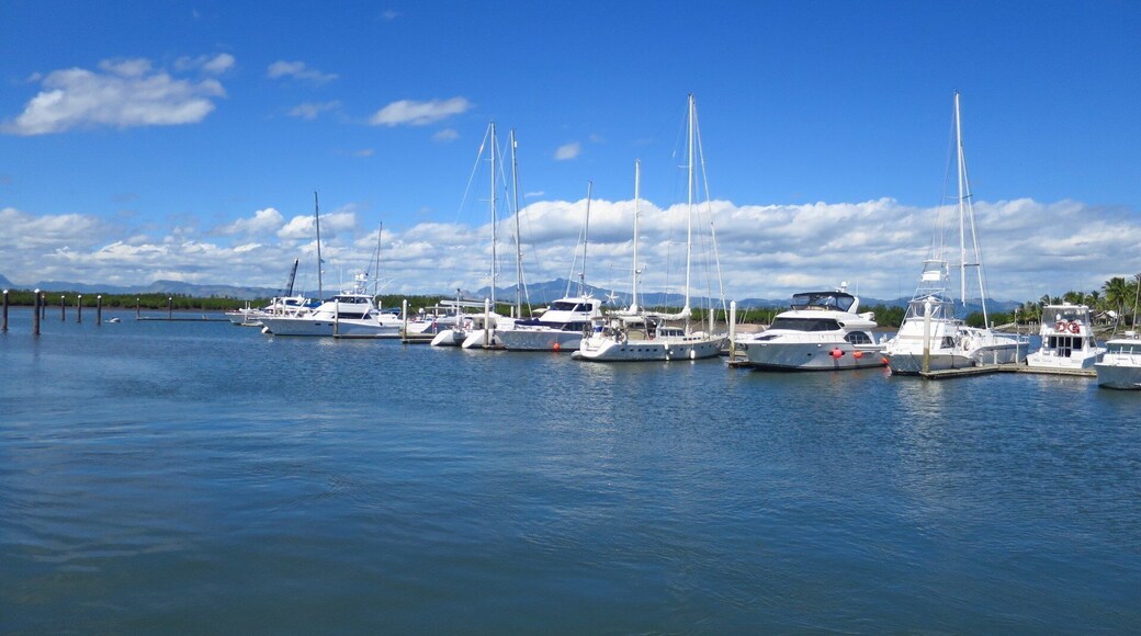 If you leave Plantation Island Resort you have to pass through Port Denarau - this is our arrival in this port
#Blue