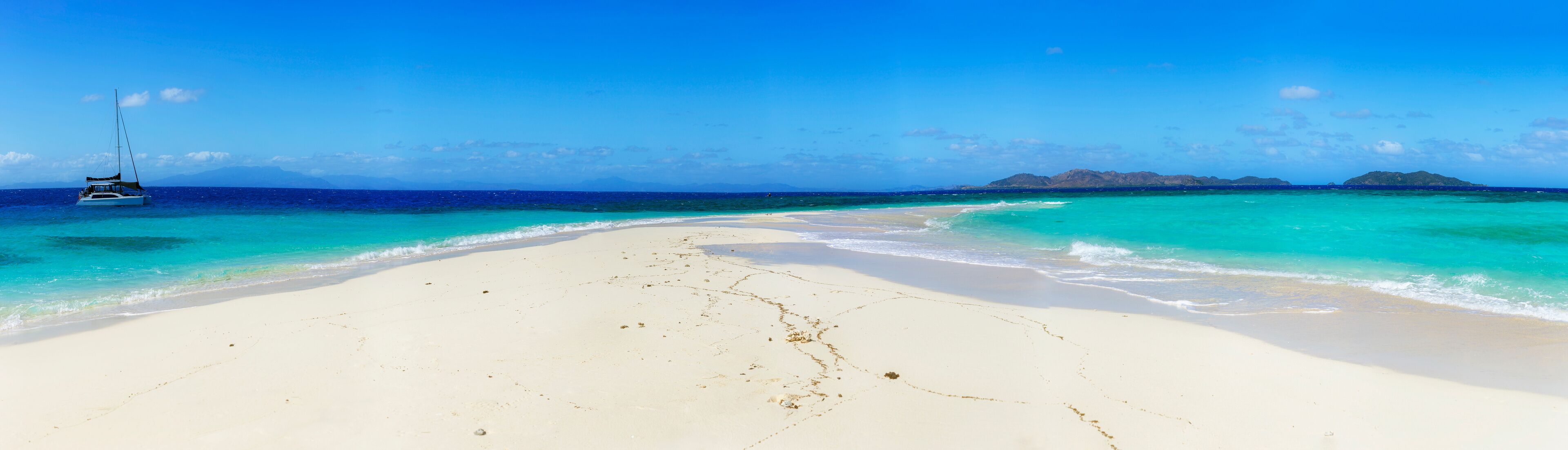 Fiji sand depost boat island panorama