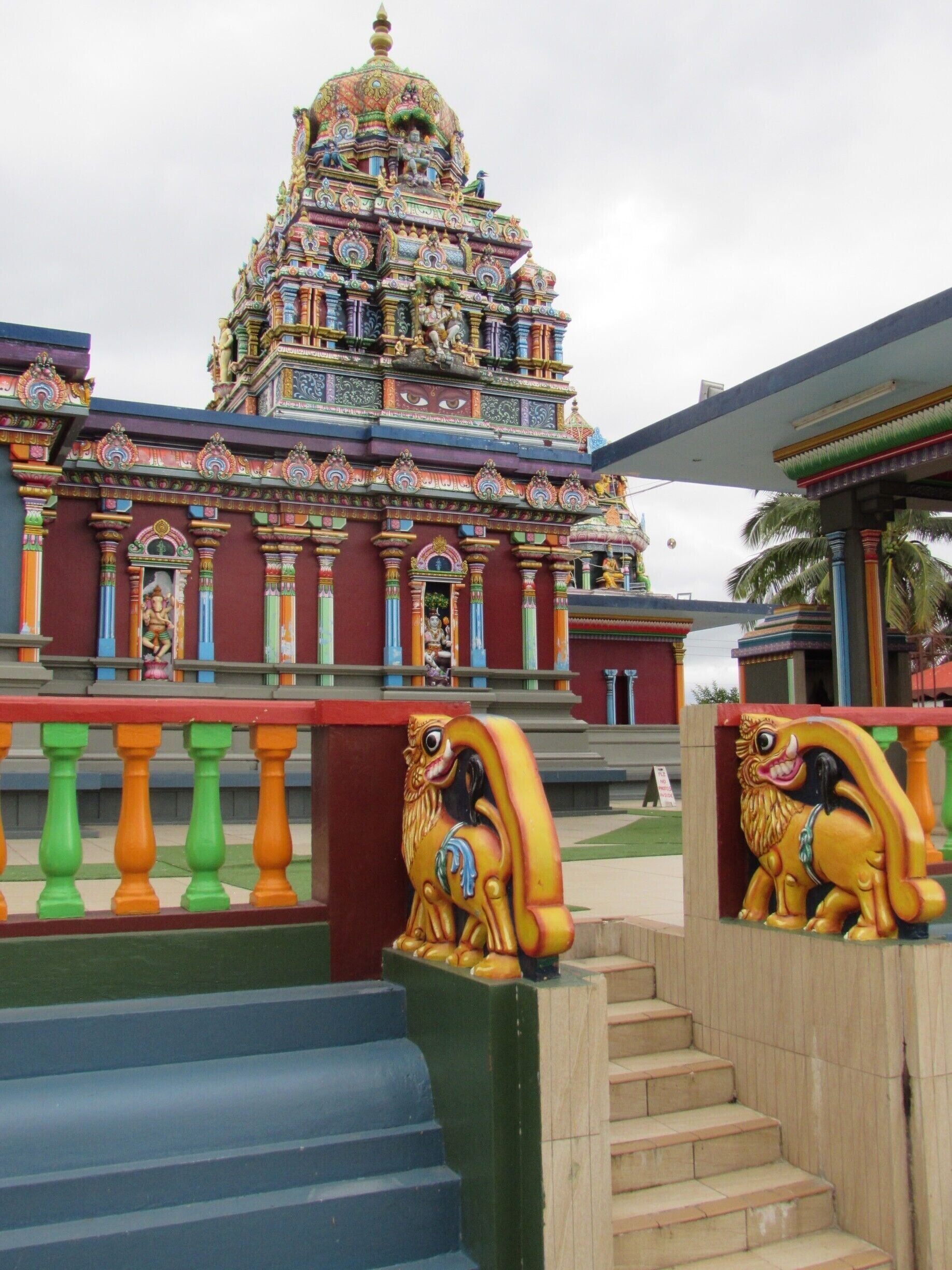 This Hindu temple in downtown Nadi, Fiji is a good example of the fusion of Fijian and Indian culture that you'll see all around the island of Viti Levu. Be sure to wear something that covers your shoulders before you visit.
#troveon #fiji #nadi #temple