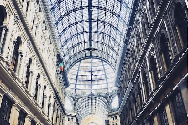 Galería Umberto I
Tiene elementos arquitectónicos modernos recordativos a la Galeria Vittorio Emanuele II en Milán