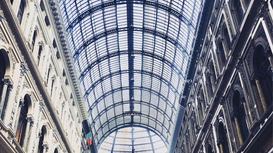 Galería Umberto I
Tiene elementos arquitectónicos modernos recordativos a la Galeria Vittorio Emanuele II en Milán