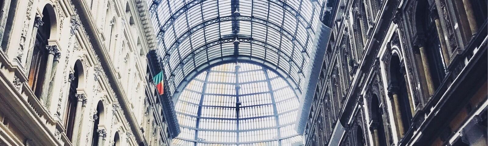 Galería Umberto I
Tiene elementos arquitectónicos modernos recordativos a la Galeria Vittorio Emanuele II en Milán