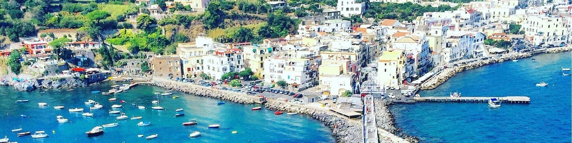 Una isla impresionante, con maravillosas playas transparentes. Y un gran castillo romano.