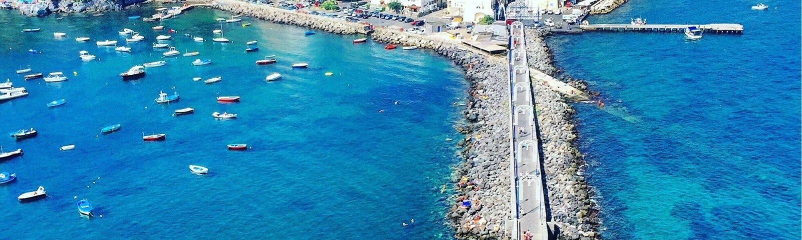 Una isla impresionante, con maravillosas playas transparentes. Y un gran castillo romano.