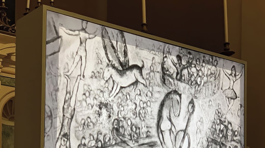 #Napoli #Naples #Napoles #MarcChagall #LapisMuseum
During a brief stay in Naples I had the opportunity to see the Chagall - Sogno d'Amore exhibition. The exhibition took place at the Basilica Della Pietrasanta (Lapis Museum) and was divided into 5 sections (Russian Traditions, his relationship with Intellectuals and Poets, his religiosity with Bible-inspired works, Nature and human behavior). Chagall's works are very colorful and with broad strokes. They stand on a borderline between dream and reality where memories, poetry, religion and war mingle.
Numa breve estadia por Nápoles tive a oportunidade de ver a exposição Chagall - Sogno d'Amore. A exposição aconteceu na Basilica Della Pietrasanta (Lapis Museum) e estava dividida em 5 seções (Tradições Russas, o seu relacionamento com Intelectuais e Poetas, a sua religiosidade com trabalhos inspirados na Bíblia, a Natureza e o comportamento humano). As obras de Chagall são bastante coloridas e com traços largos. Ficam numa fronteira entre o sonho e a realidade onde se misturam memorias , poesia, religião e guerra.