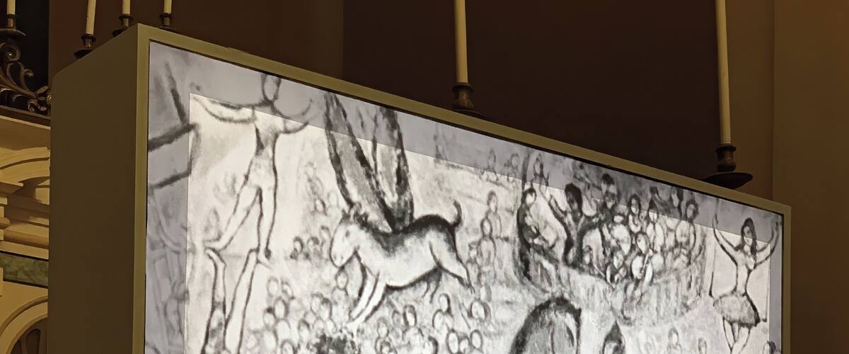 #Napoli #Naples #Napoles #MarcChagall #LapisMuseum
During a brief stay in Naples I had the opportunity to see the Chagall - Sogno d'Amore exhibition. The exhibition took place at the Basilica Della Pietrasanta (Lapis Museum) and was divided into 5 sections (Russian Traditions, his relationship with Intellectuals and Poets, his religiosity with Bible-inspired works, Nature and human behavior). Chagall's works are very colorful and with broad strokes. They stand on a borderline between dream and reality where memories, poetry, religion and war mingle.
Numa breve estadia por Nápoles tive a oportunidade de ver a exposição Chagall - Sogno d'Amore. A exposição aconteceu na Basilica Della Pietrasanta (Lapis Museum) e estava dividida em 5 seções (Tradições Russas, o seu relacionamento com Intelectuais e Poetas, a sua religiosidade com trabalhos inspirados na Bíblia, a Natureza e o comportamento humano). As obras de Chagall são bastante coloridas e com traços largos. Ficam numa fronteira entre o sonho e a realidade onde se misturam memorias , poesia, religião e guerra.