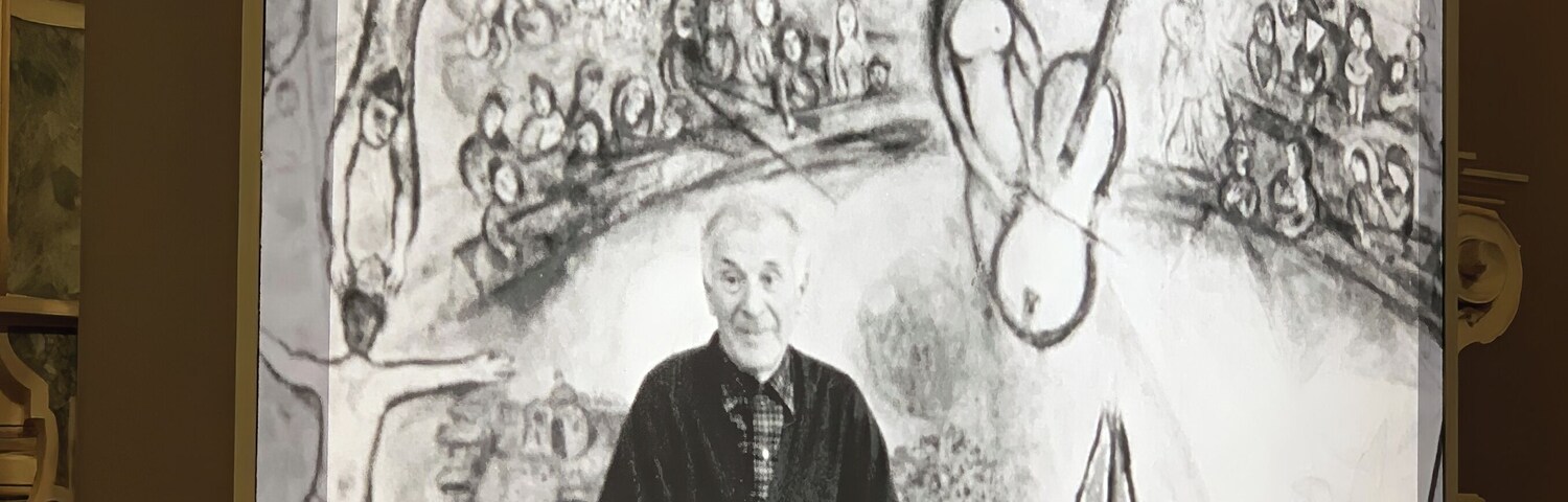 #Napoli #Naples #Napoles #MarcChagall #LapisMuseum
During a brief stay in Naples I had the opportunity to see the Chagall - Sogno d'Amore exhibition. The exhibition took place at the Basilica Della Pietrasanta (Lapis Museum) and was divided into 5 sections (Russian Traditions, his relationship with Intellectuals and Poets, his religiosity with Bible-inspired works, Nature and human behavior). Chagall's works are very colorful and with broad strokes. They stand on a borderline between dream and reality where memories, poetry, religion and war mingle.
Numa breve estadia por Nápoles tive a oportunidade de ver a exposição Chagall - Sogno d'Amore. A exposição aconteceu na Basilica Della Pietrasanta (Lapis Museum) e estava dividida em 5 seções (Tradições Russas, o seu relacionamento com Intelectuais e Poetas, a sua religiosidade com trabalhos inspirados na Bíblia, a Natureza e o comportamento humano). As obras de Chagall são bastante coloridas e com traços largos. Ficam numa fronteira entre o sonho e a realidade onde se misturam memorias , poesia, religião e guerra.