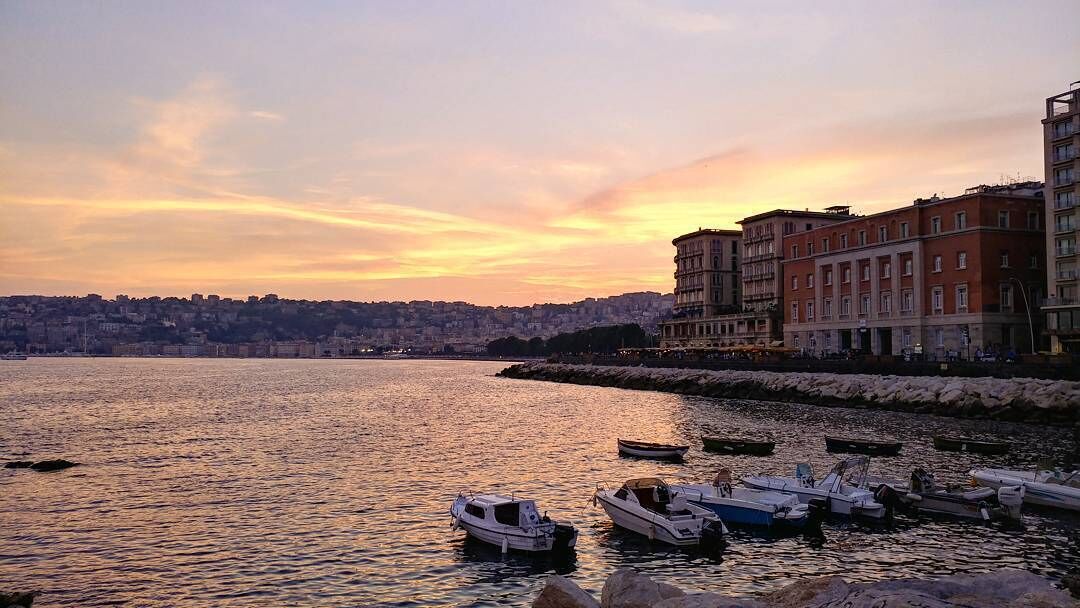 Amazing sunse view of the Gulf of Naples at Port Santa Lucia

#lifeatexpedia #wewhotravel #sunset #napoli #naples #italia #italy