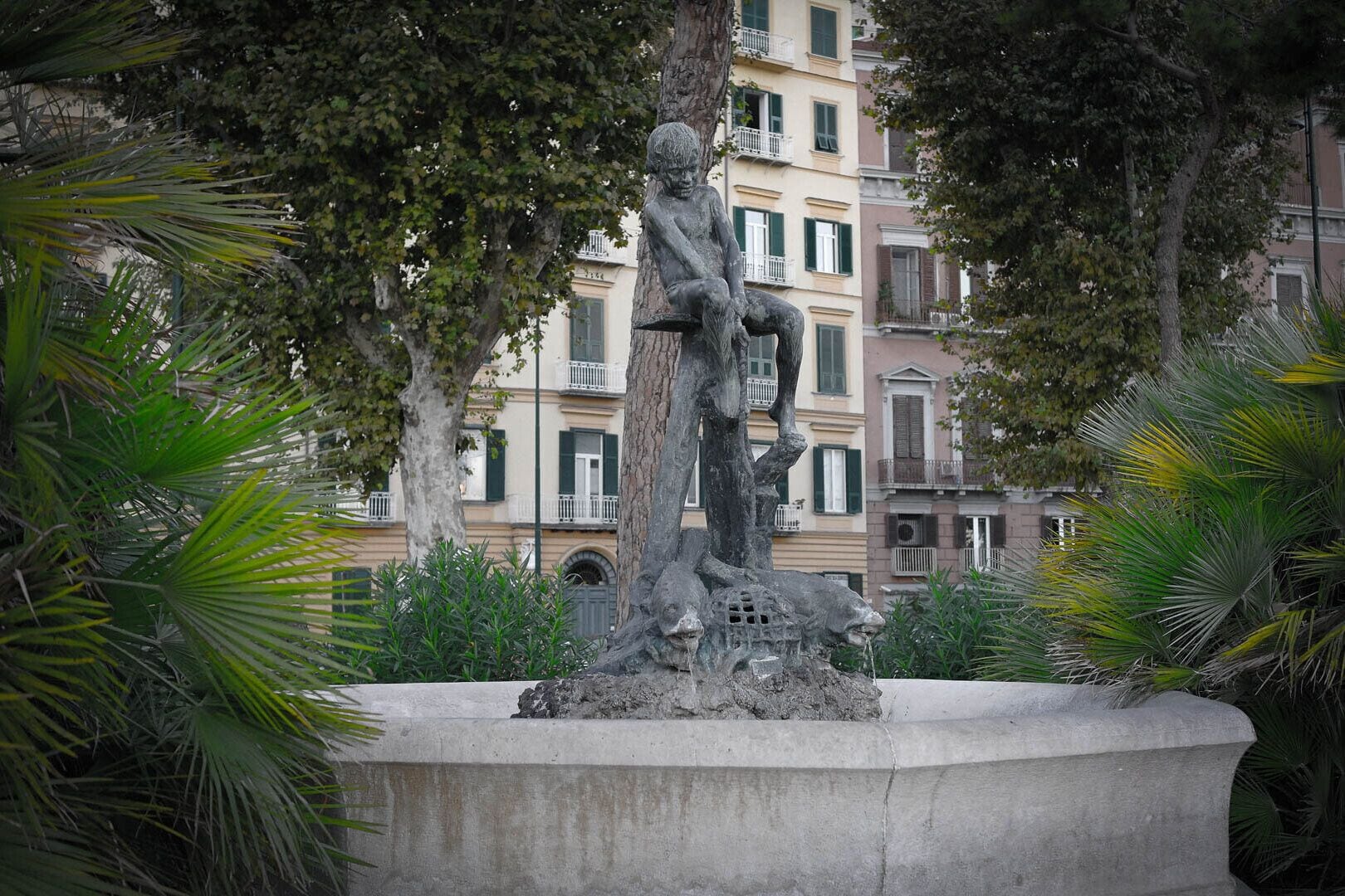 Napoli, statua con fontanella sul lungomare di Mergellina, in via F. Caracciolo.