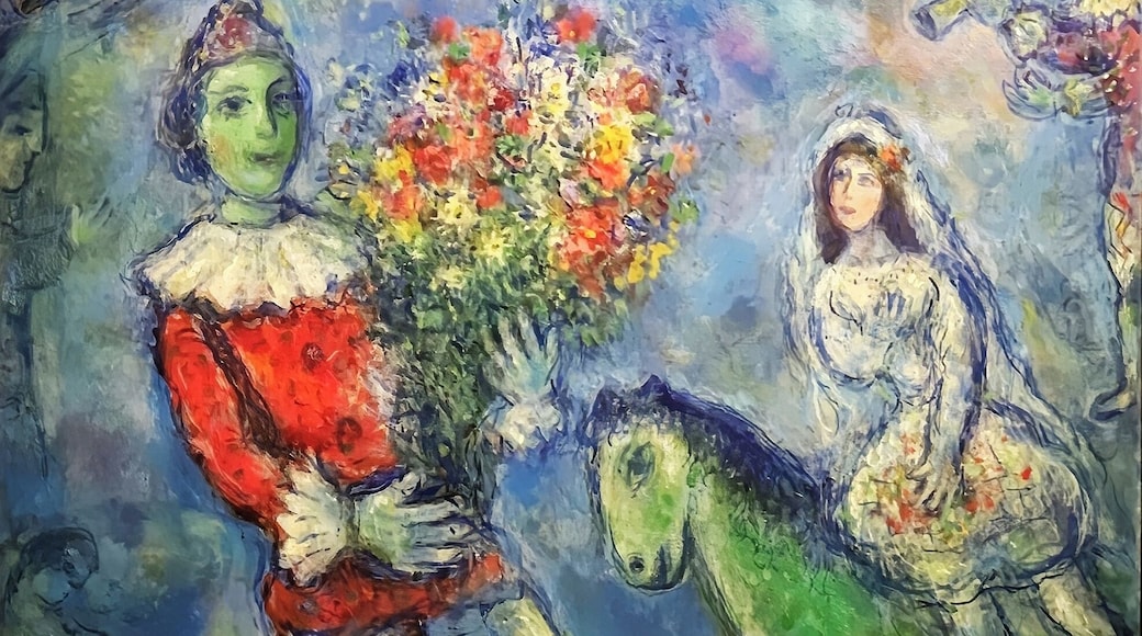 #Napoli #Naples #Napoles #MarcChagall #LapisMuseum
During a brief stay in Naples I had the opportunity to see the Chagall - Sogno d'Amore exhibition. The exhibition took place at the Basilica Della Pietrasanta (Lapis Museum) and was divided into 5 sections (Russian Traditions, his relationship with Intellectuals and Poets, his religiosity with Bible-inspired works, Nature and human behavior). Chagall's works are very colorful and with broad strokes. They stand on a borderline between dream and reality where memories, poetry, religion and war mingle.
Numa breve estadia por Nápoles tive a oportunidade de ver a exposição Chagall - Sogno d'Amore. A exposição aconteceu na Basilica Della Pietrasanta (Lapis Museum) e estava dividida em 5 seções (Tradições Russas, o seu relacionamento com Intelectuais e Poetas, a sua religiosidade com trabalhos inspirados na Bíblia, a Natureza e o comportamento humano). As obras de Chagall são bastante coloridas e com traços largos. Ficam numa fronteira entre o sonho e a realidade onde se misturam memorias , poesia, religião e guerra.