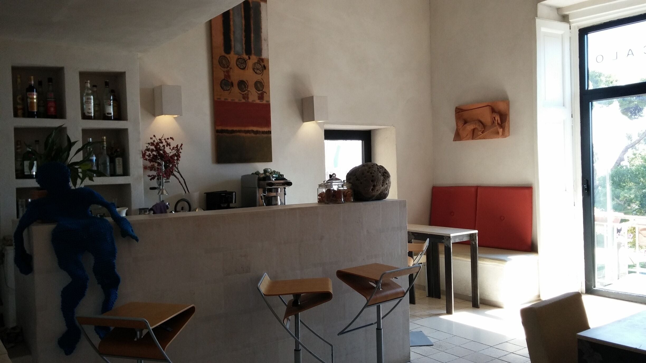 What a great boutique hotel near the park and Mediterranean. Only 9 rooms and exceptional service. Don't let the outside of the building deter you. 