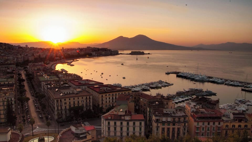 Sunrise in Naples from Rampe di Sant'Antonio. #weekendgetaway