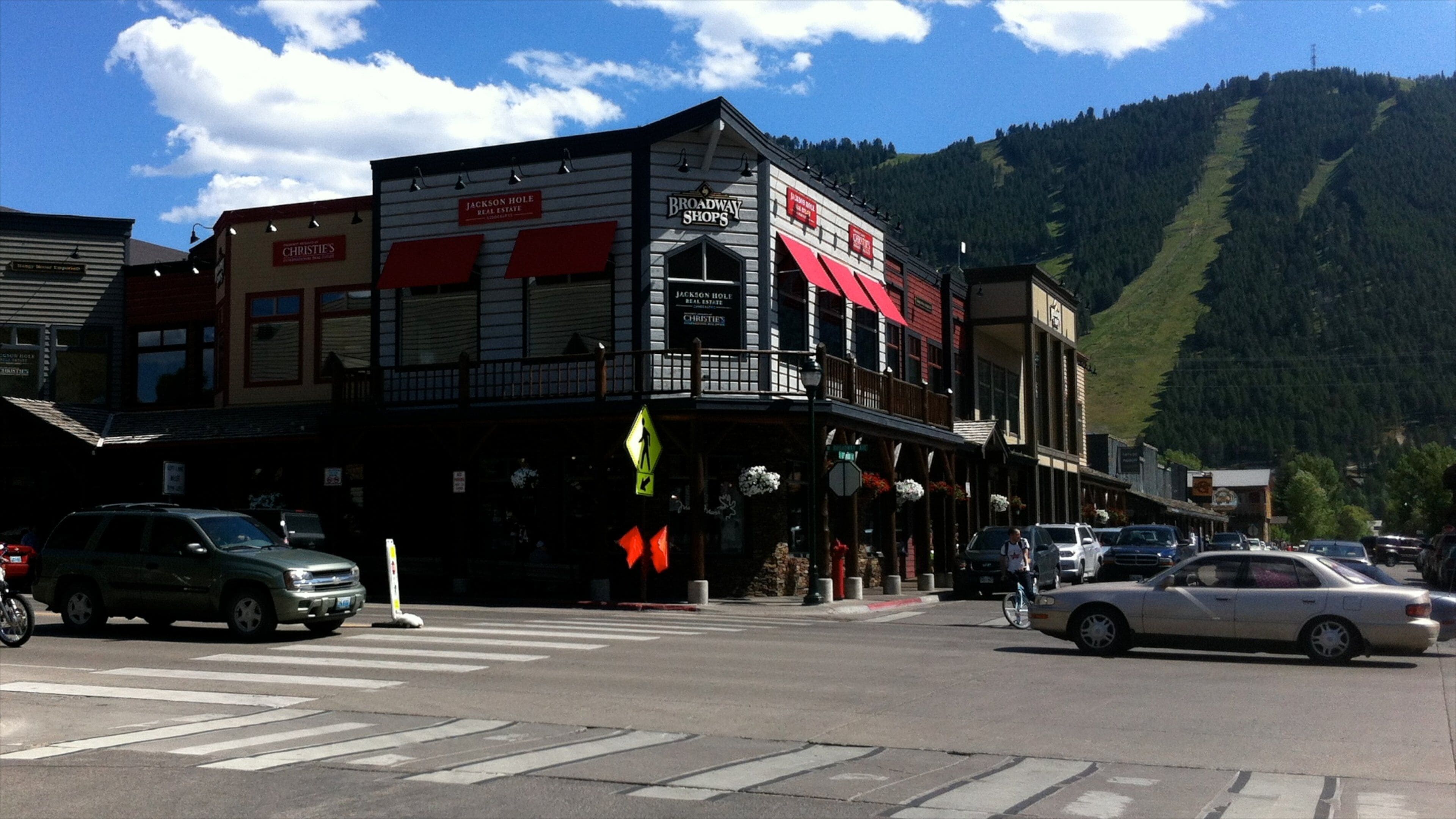 Jackson Hole mit einem Haus, Straßenszenen und Berge