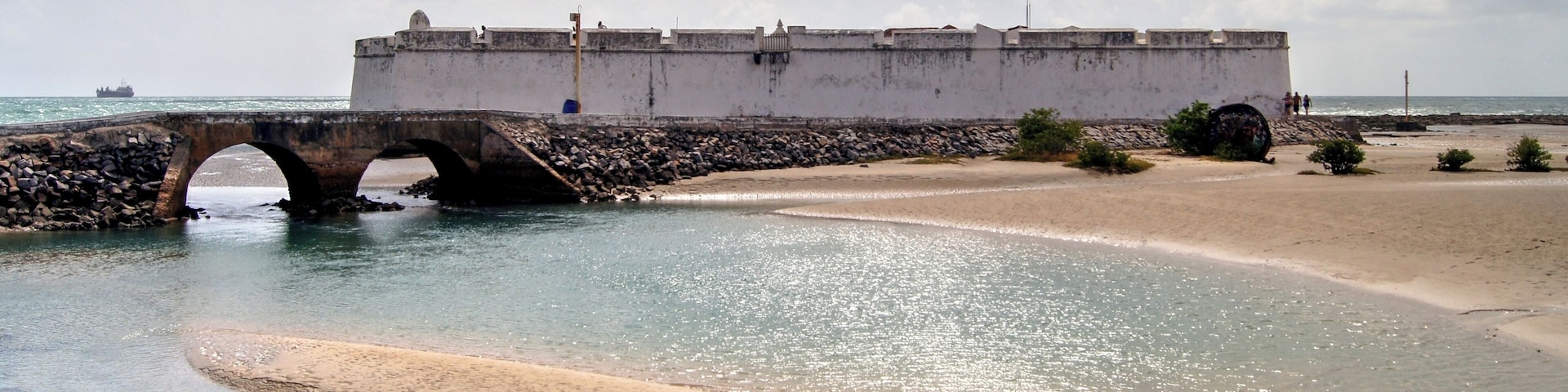 #ForteDosReisMagos #Natal #RioGrandeDoNorte #Brasil
Uma das mais belas fortalezas do litoral brasileiro. O seu nome se deve à data do início da sua construção: 6 de janeiro de 1598. (dia de Reis). No centro do forte há uma construção quadrangular de dois pisos. No piso inferior tem uma capela e no superior a Casa de Pólvora. No seu interior está o Marco de Touros, o monumento colonial mais antigo do Brasil.
One of the most beautiful fortresses of the Brazilian coast. Its name is due to the date of the beginning of its construction: January 6, 1598. (Day of Kings). In the center of the fort there is a quadrangular building with two floors. On the lower floor there is a chapel and in the upper one the Gunpowder House. Inside is the Marco de Touros, the oldest colonial monument in Brazil.