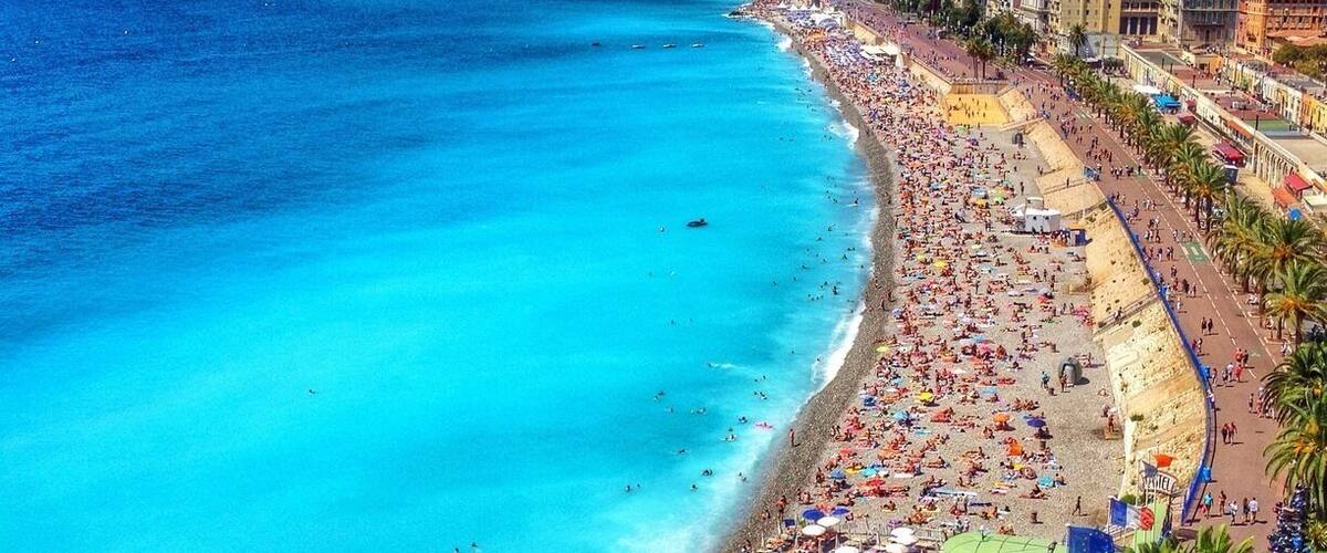 This picture was snapped from the top of Nice's castle hill overlooking the Prominade des Anglais.