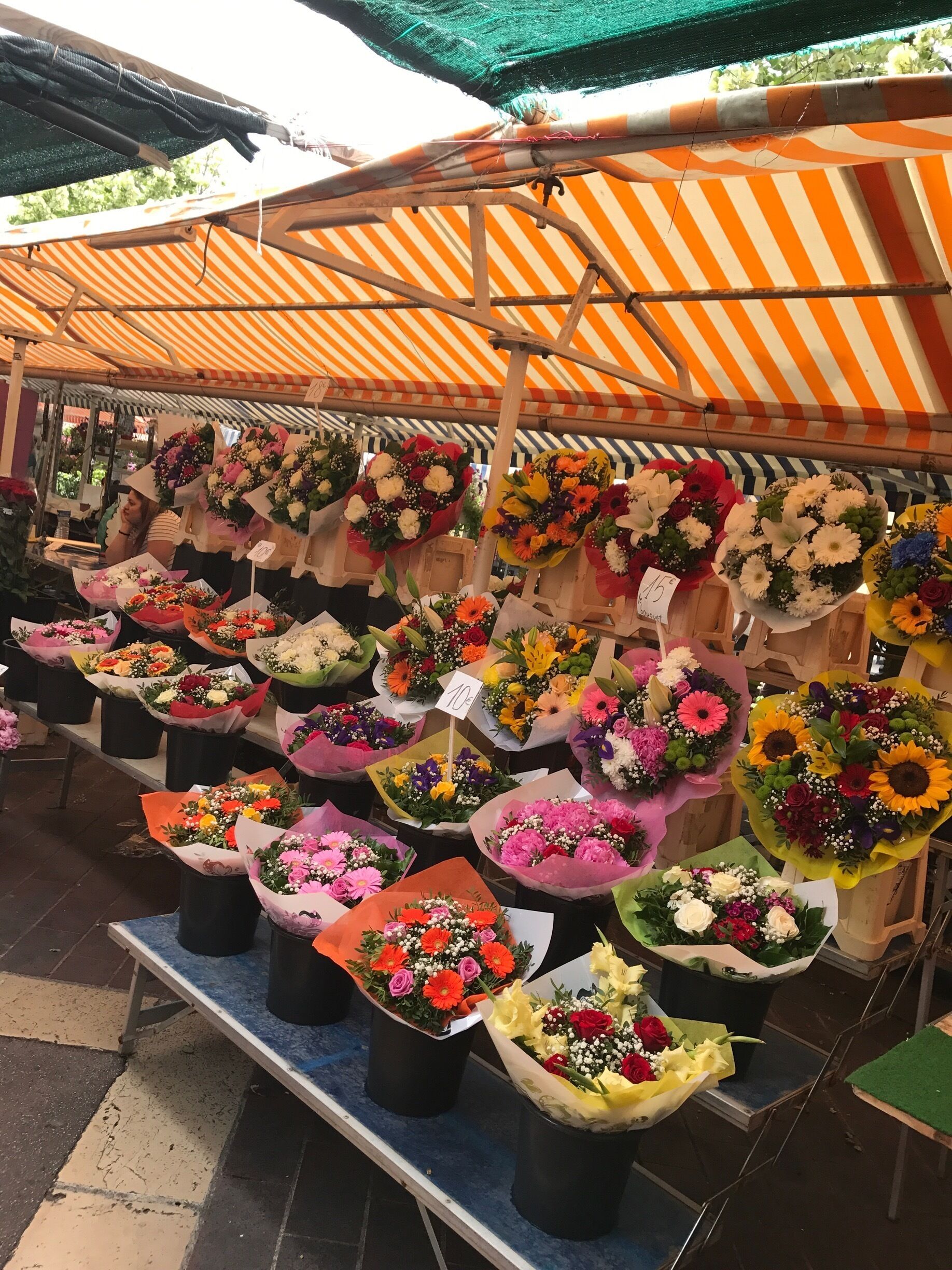 Cours Saleya, Nice, France 🇫🇷 wander through the Old Town in Nice to the Flower Market at Cours Saleya, it is a wonderful place and one of the highlights on a trip to Nice 💐🌻🌸🌹🇫🇷