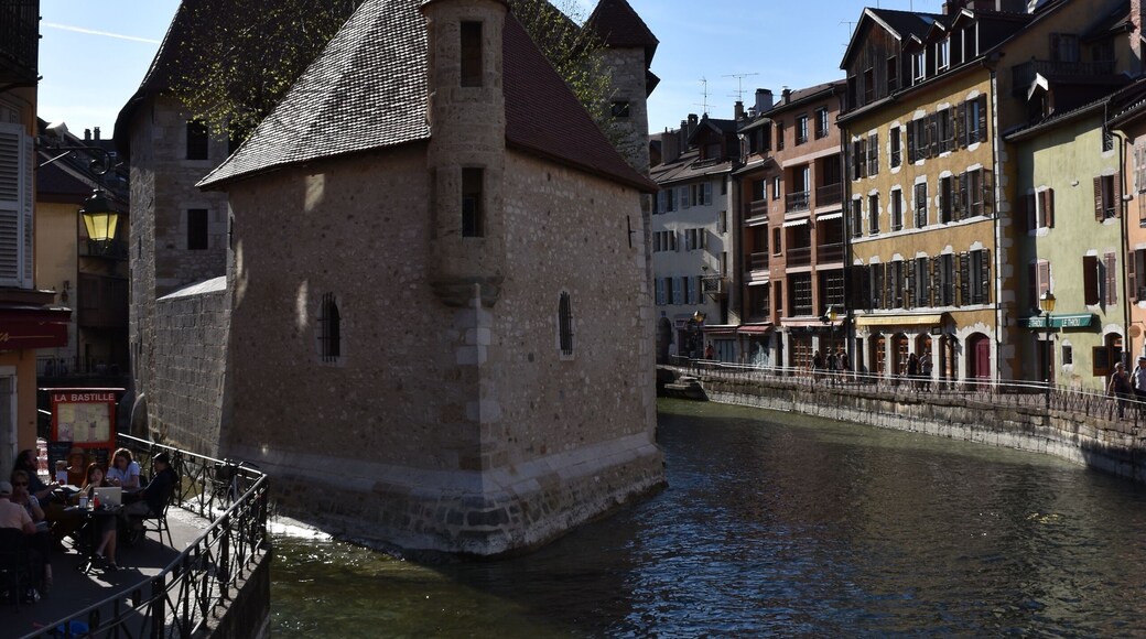 #LKsAwayDays in Annecy visited the Picturesque 12th century medieval castle & prison in the middle of the Thiou Canal, now an art & history museum. Used in particular as a prison, now an exhibition space on the architecture and heritage of the Annecy agglomeration, it offers a permanent itinerary on the history and heritage of this area. The old courtrooms, the old cells and dungeons of the prisoners as well as the old chapel are visited.
The palace is classified as a historic monument