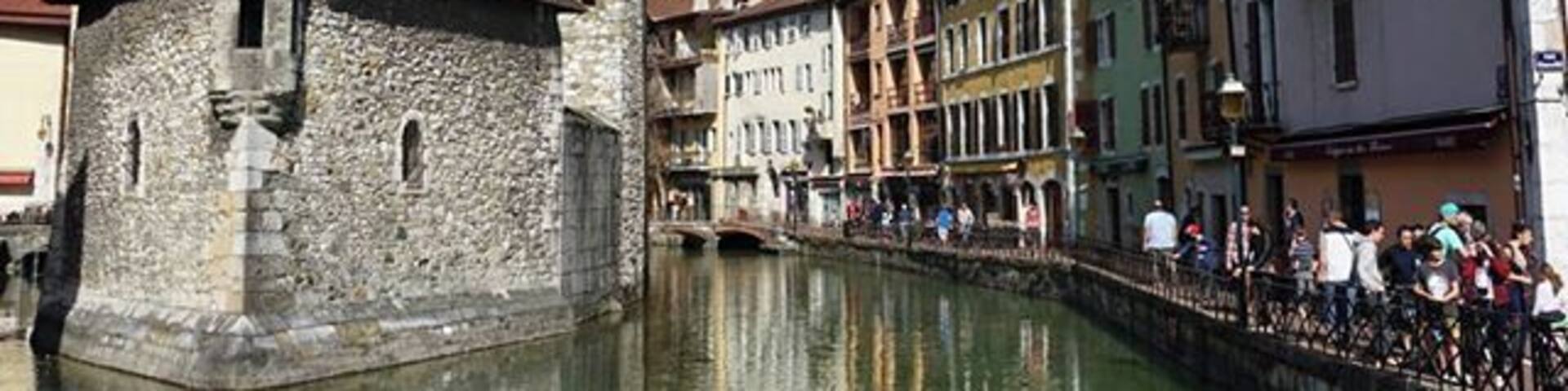 The amazing moments when you discover a new wonderful place topped by having some of your closest friends with you
#annecy #france #castle #friday #alusoare #bucketlist #beautifuldestinations #roughguides #natgeotravel #bbctravel #kings_villages