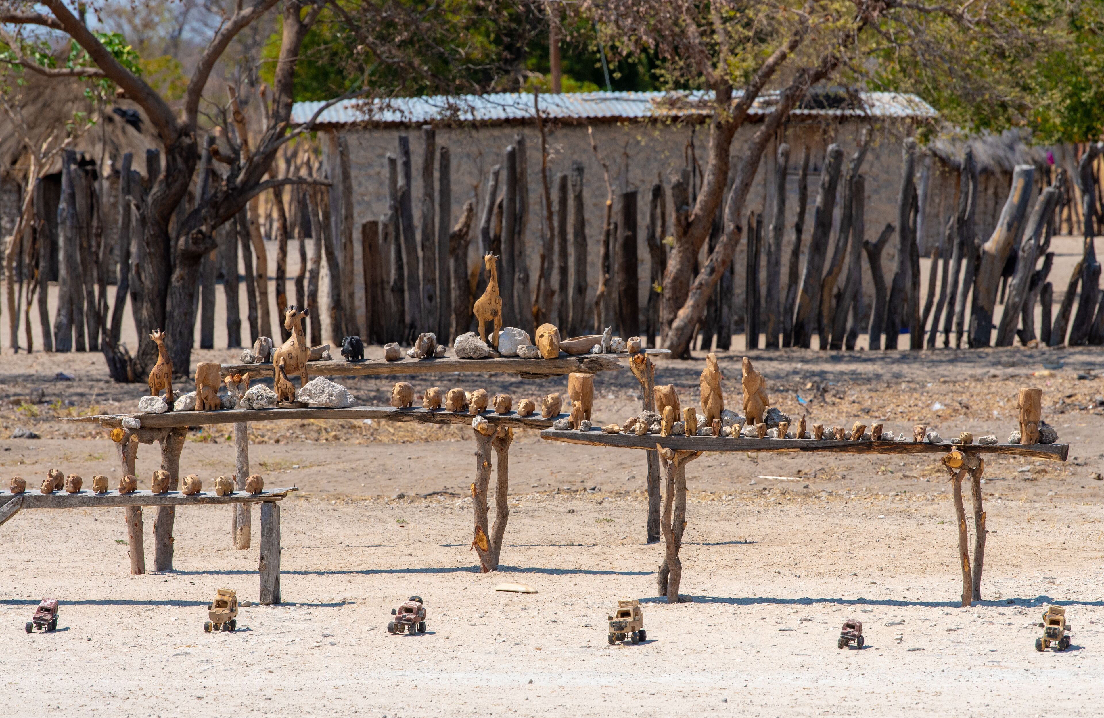 Verkaufsstand mit Schnitzereien, Rundu, Namibia