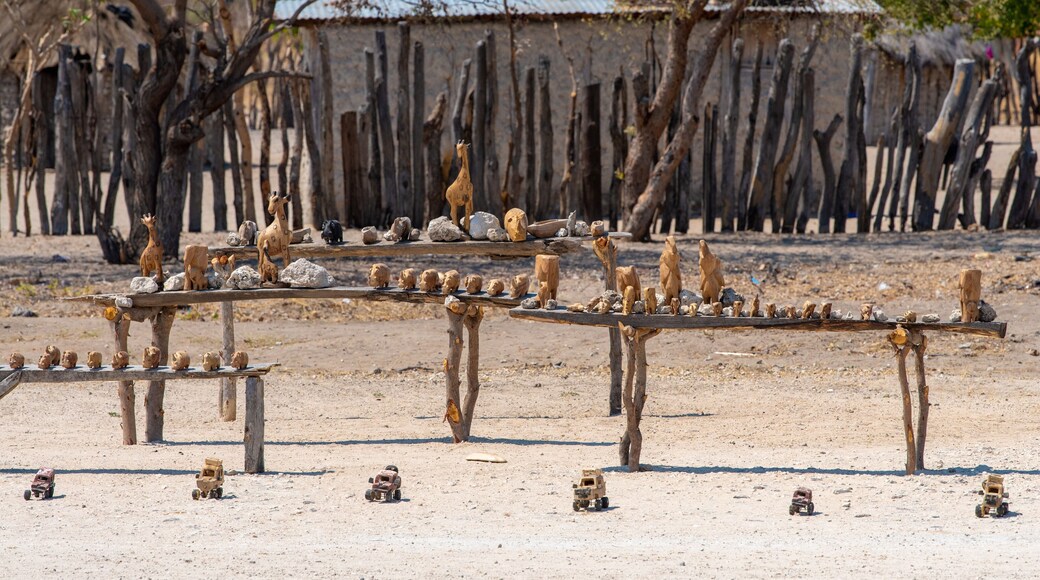 Verkaufsstand mit Schnitzereien, Rundu, Namibia