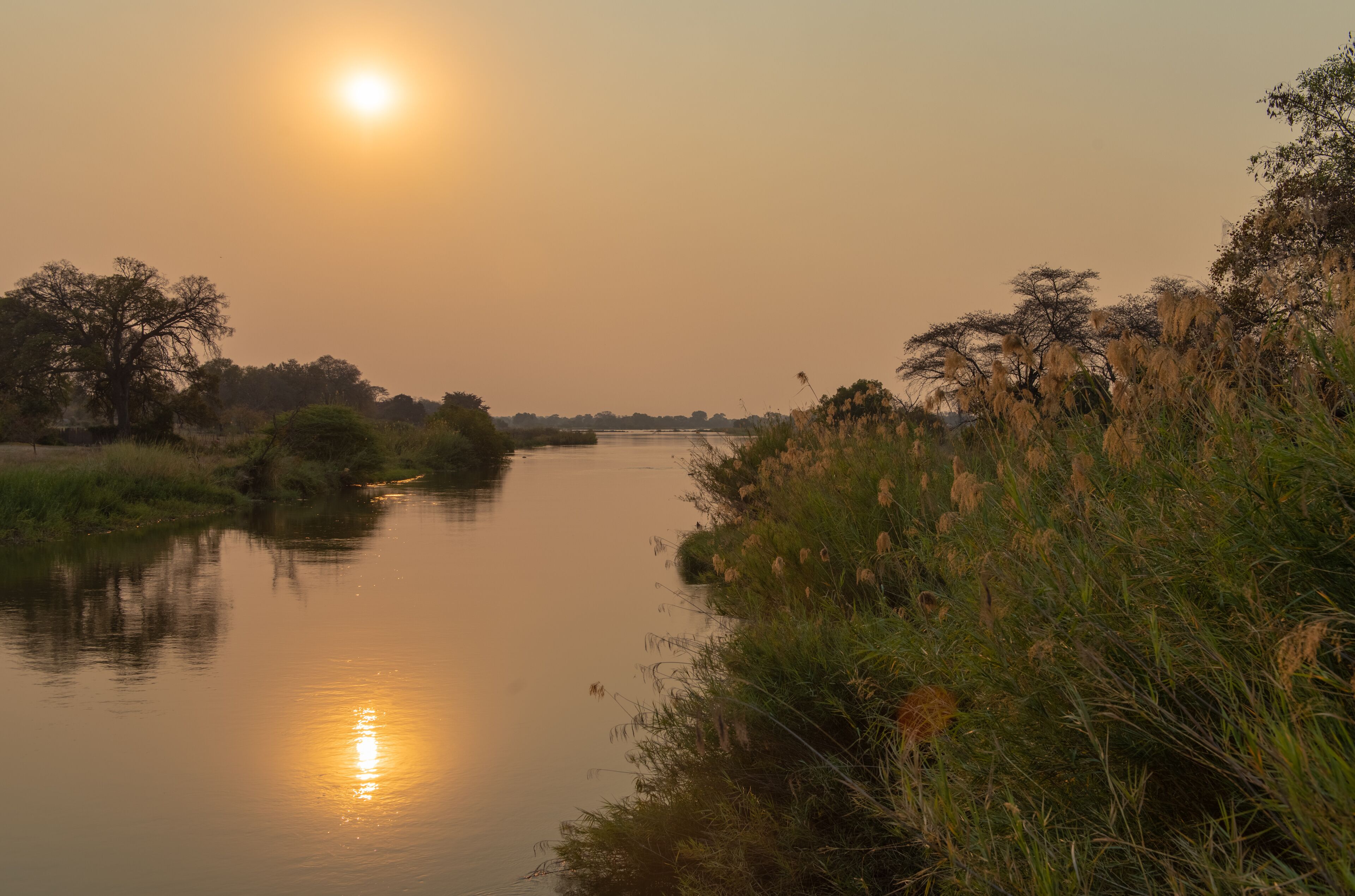 Sonnenuntergang am malerischen Ufer des Cubango, Okavango, Rundu, Region Kavango-Ost, Namibia