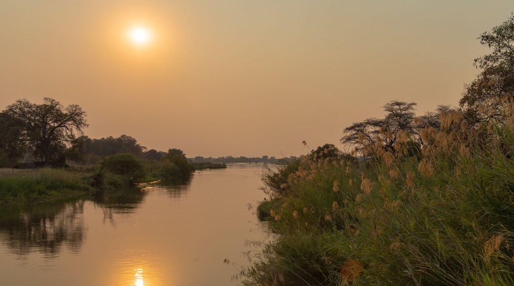 Sonnenuntergang am malerischen Ufer des Cubango, Okavango, Rundu, Region Kavango-Ost, Namibia