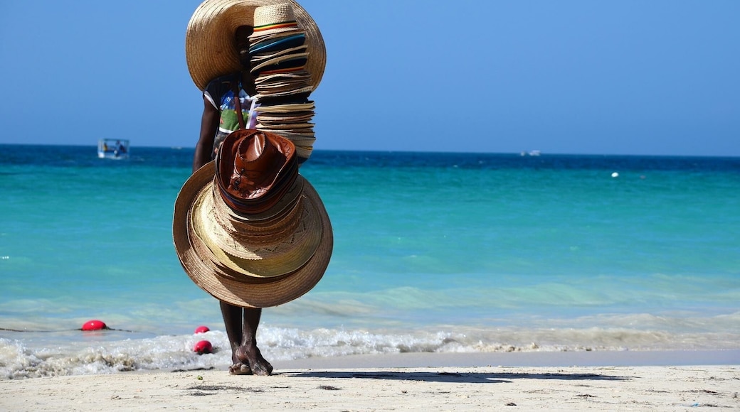 Snorkel by the bay, explore the shore on horseback, or check out the scene on Seven Mile Beach. You just can't go wrong in Negril. #LifeAtExpedia