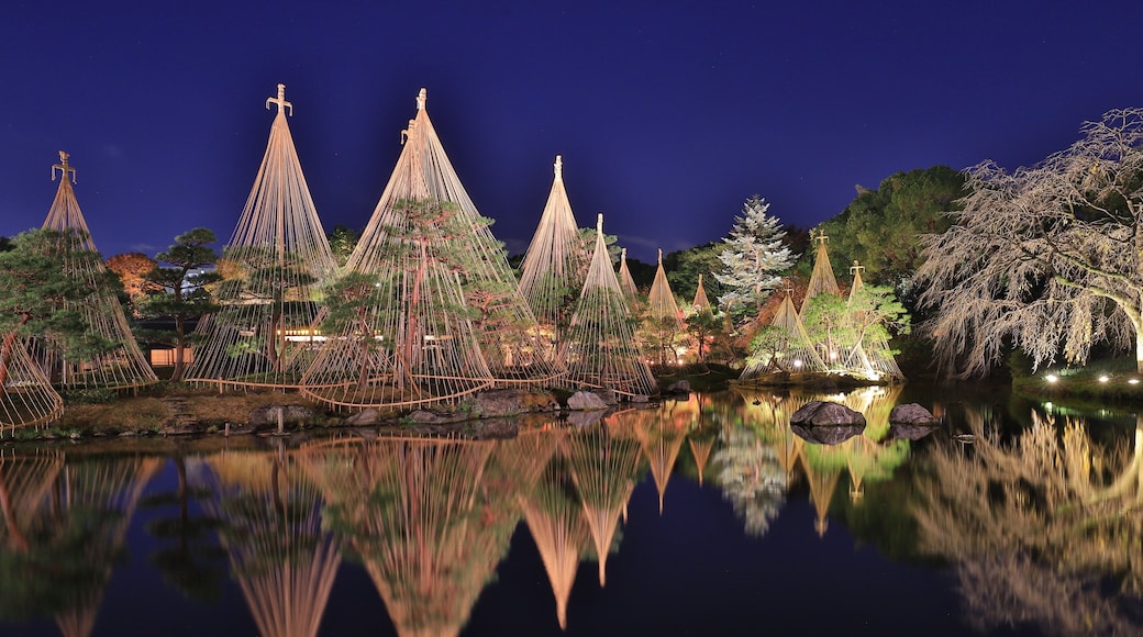 This Tranquil Japanese-style garden is a favourite place to visit in Nagoya during autumn season. The night view here is awesome.