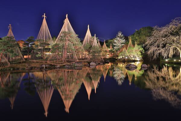 This Tranquil Japanese-style garden is a favourite place to visit in Nagoya during autumn season. The night view here is awesome.