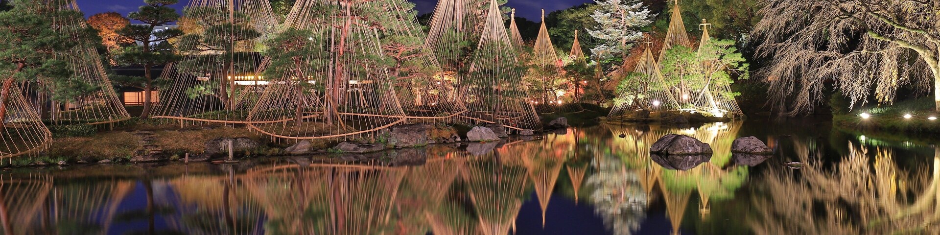 This Tranquil Japanese-style garden is a favourite place to visit in Nagoya during autumn season. The night view here is awesome.
