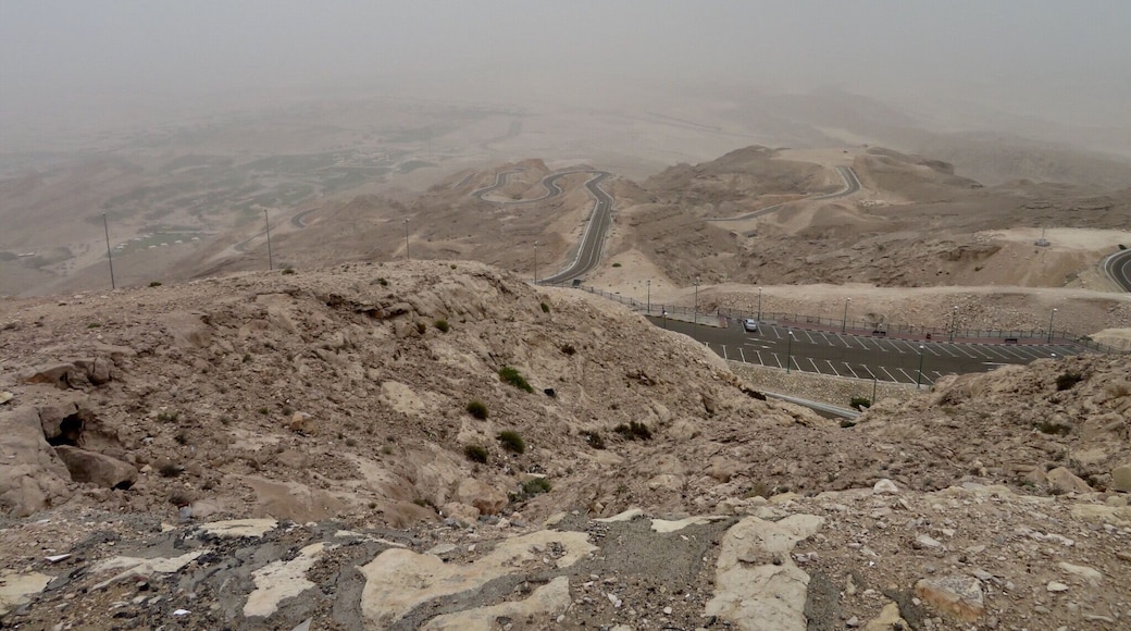 The winding roads leading to the top of Jebel Hafeet.