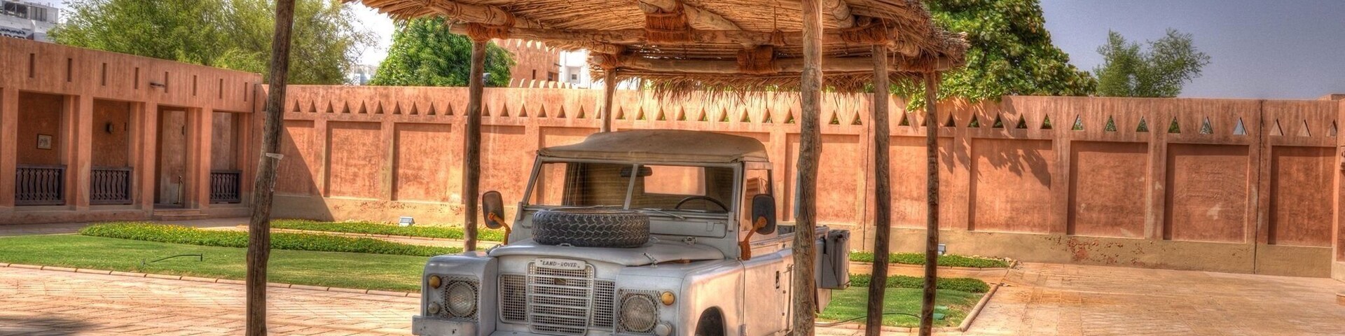 The first state car in Abu Dhabi. A gift by the Brits to the Emir. I liked the simple display in the restaurated palace in Al Ain, one of my favourite locations in the UAE.