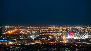 Night view of the international border between the US and Mexico in El Paso, Texas, seen from Scenic Drive. Visible are the Rio Grande, an entry bridge, and the wall between the countries.