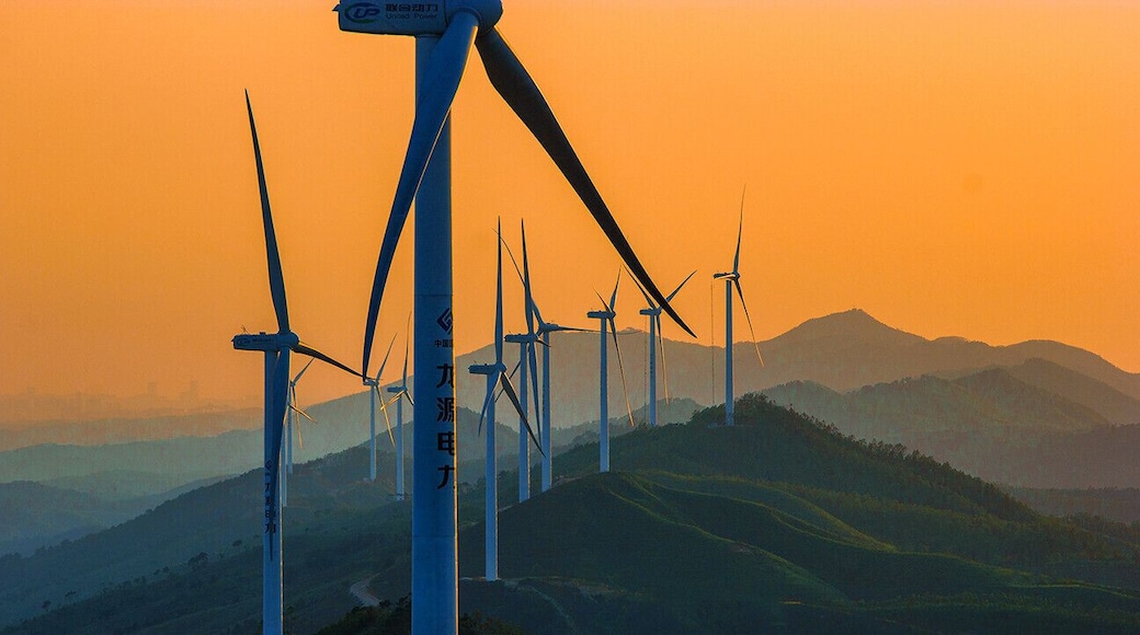 A row of Windmills on the mountains of Hengxian, 横县的大风车.
https://twitter.com/Beautifulgx
