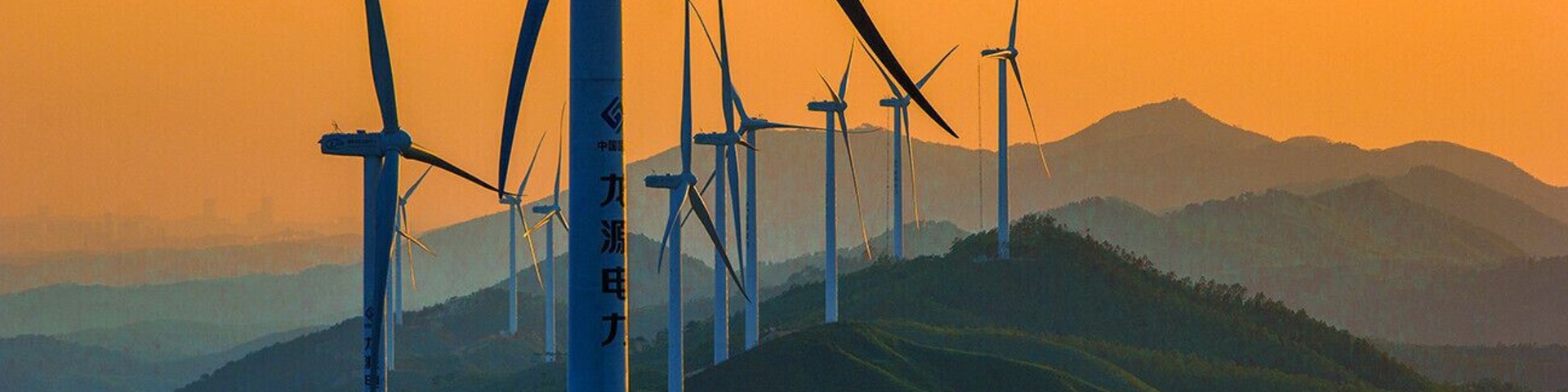 A row of Windmills on the mountains of Hengxian, 横县的大风车.
https://twitter.com/Beautifulgx