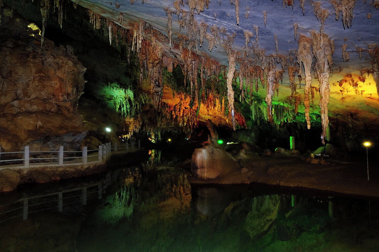 Mahsan #Jin Lun Cave is a typical example of Karst topography in #Guangxi and is one of the ten famous biggest caves in the world.
#马山金伦洞. 

https://twitter.com/Beautifulgx﻿