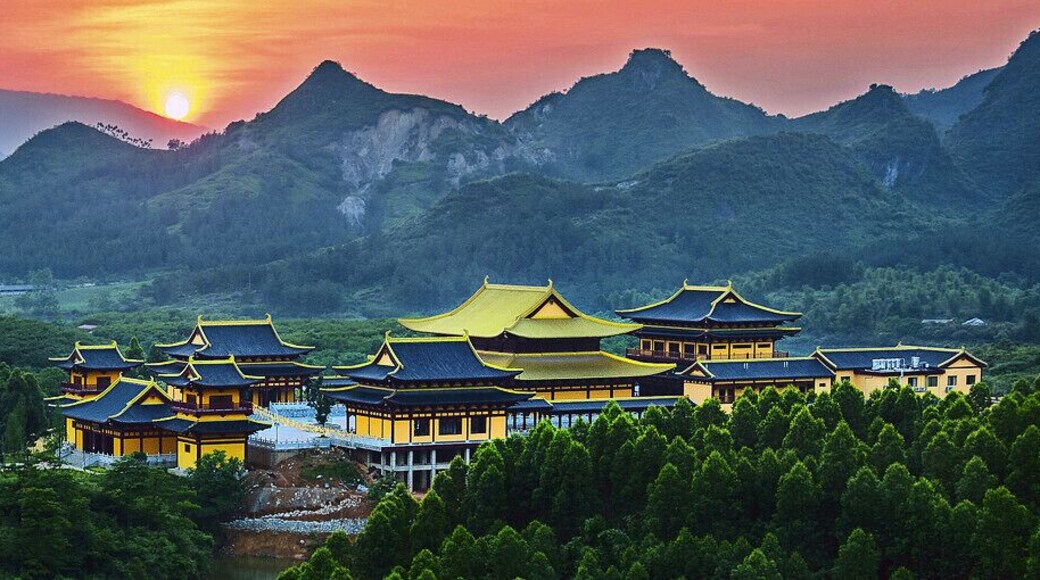 The Jinlian Lake Scenic Area of #Shanglin, with green mountains and picturesque scenery, the entire area is like a giant Buddha lotus throne, its beautiful landscape is unique in China and the world.
https://twitter.com/Beautifulgx