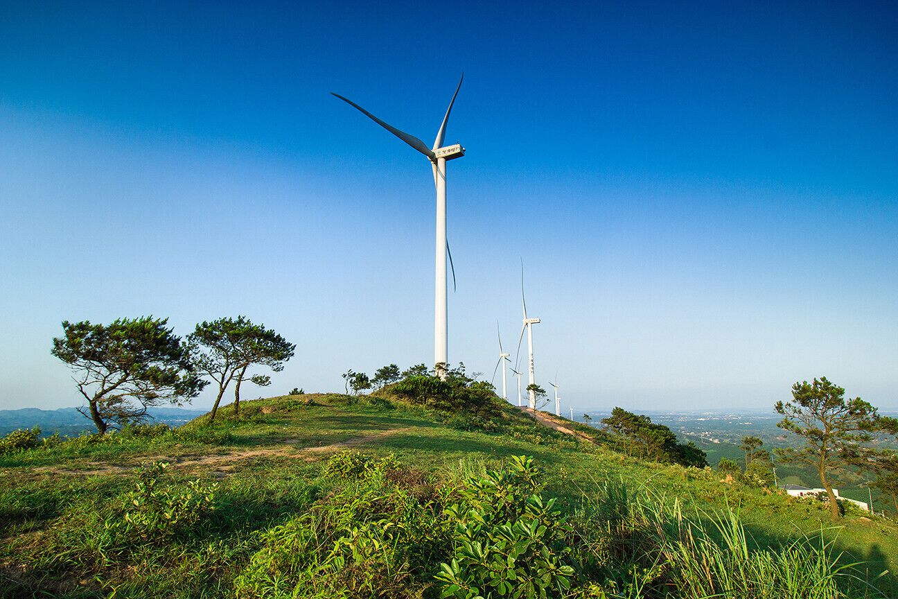 A row of Windmills on the mountains of Hengxian, 横县的大风车.

https://twitter.com/Beautifulgx