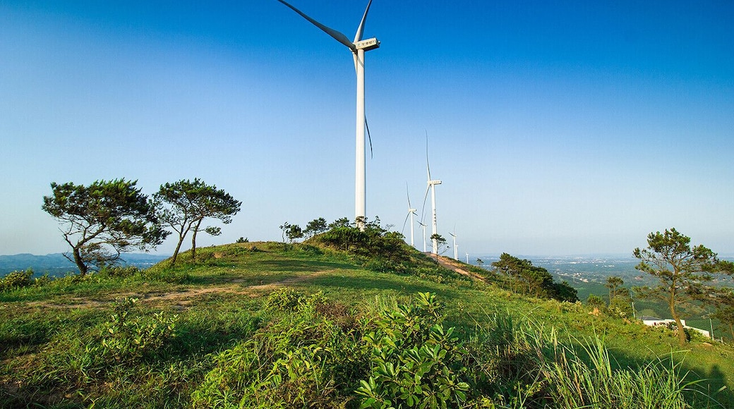 A row of Windmills on the mountains of Hengxian, 横县的大风车.
https://twitter.com/Beautifulgx