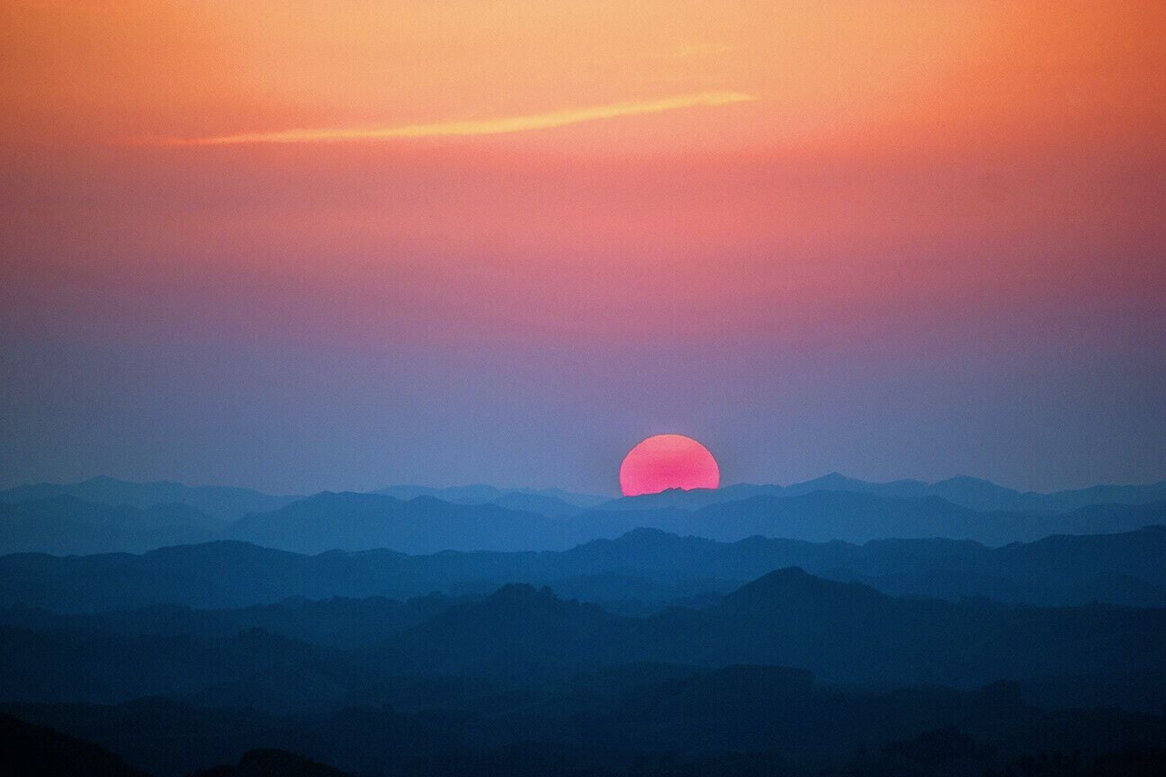 A row of Windmills on the mountains.
横县的大风车.
https://twitter.com/Beautifulgx
