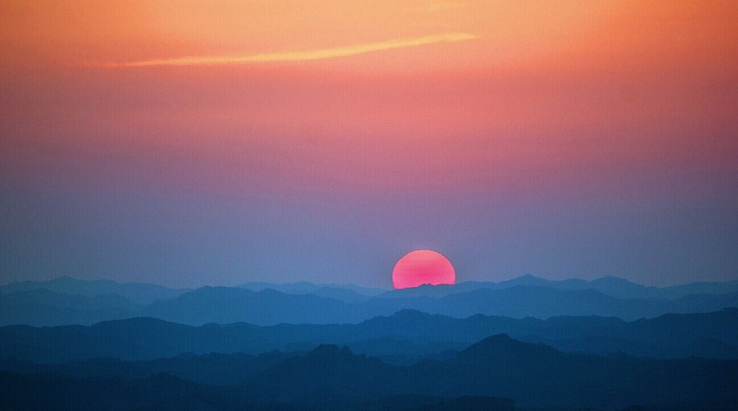 A row of Windmills on the mountains.
横县的大风车.
https://twitter.com/Beautifulgx