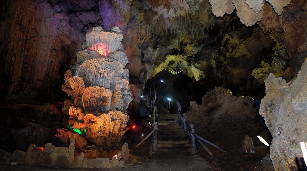 Mahsan #Jin Lun Cave is a typical example of Karst topography in #Guangxi and is one of the ten famous biggest caves in the world.
#马山金伦洞.
https://twitter.com/Beautifulgx