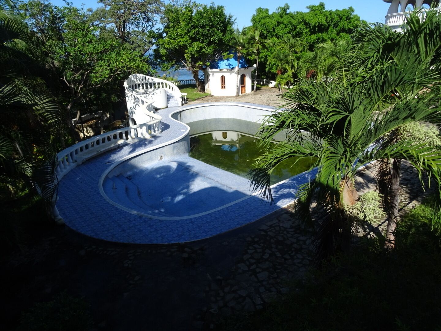 Between playa guiones and playa palada lies Hotel Playas De Nosara.

Abandoned?

In the midst of a lengthy remodeling?

Inhabited by a pack of feral dogs?

The answer is...yes.

The doors and windows are all wide open to the elements. The inside seems mostly empty. There is a relatively recent coast of paint on the exterior based upon some other photos I found online.

There were a handful of people doing construction on dinner of the out buildings. When I got too close to the main building they warned me of the dogs inside.

Bizarre architecture for the area and no tall clear story on its history.