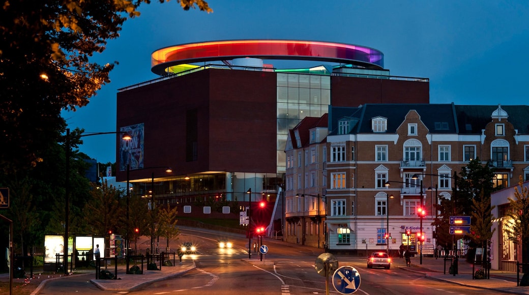 Aarhus ofreciendo escenas nocturnas, una ciudad y arte al aire libre